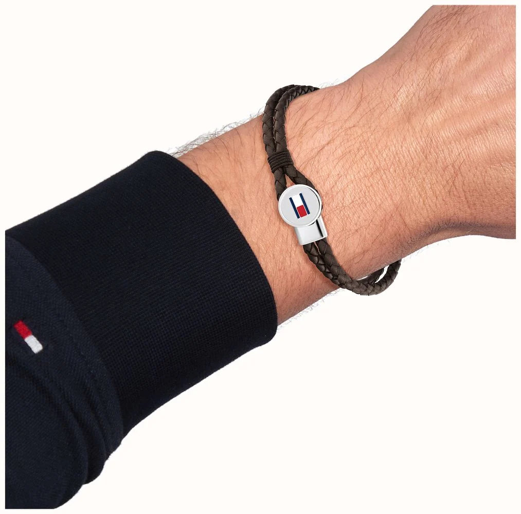 צמיד TOMMY HILFIGER לגבר עור כפול דק מקולקציית BRUCE LEATHER עם לוגו המותג דגם 2790655S