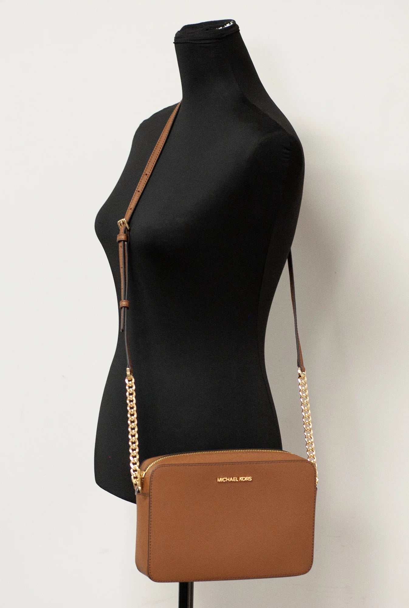 תיק קרוסבודי Jetset בגודל מדיום מבית Michael Kors דגם 35T8GTTC9L-TAN